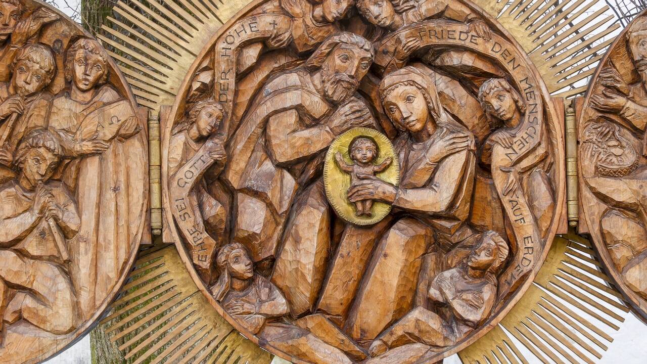 Die Salzburger Landeskrippe aus Lindenholz stammt vom Künstler Bernhard Prähauser (1921 - 2016) und ist vor dem Keltenmuseum Hallein ausgestellt. 