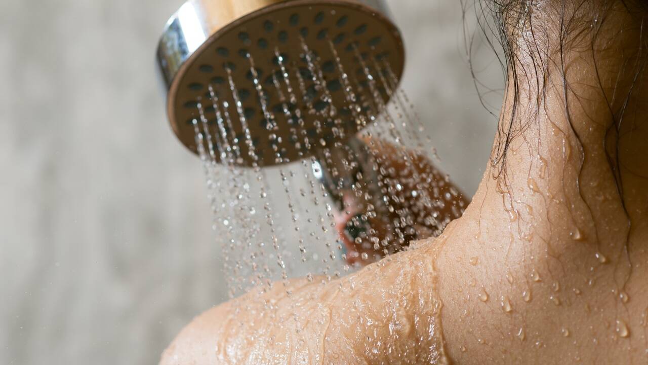 Sich regelmäßig Kälte auszusetzen, beispielsweise beim Duschen, stärkt das Immunsystem und steigert den Grundumsatz. 