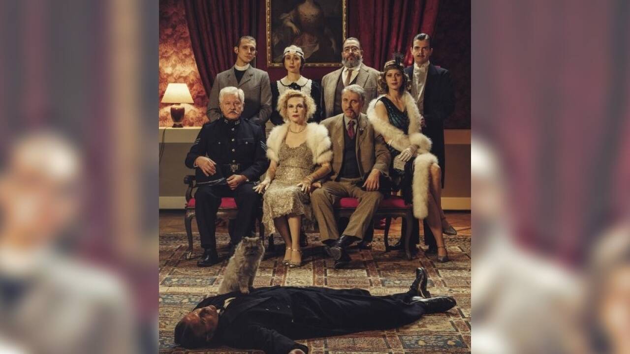Gruppenbild mit Mordopfer: Das „Tatort“-Darstellerteam in ungewohnter Kostümierung. 