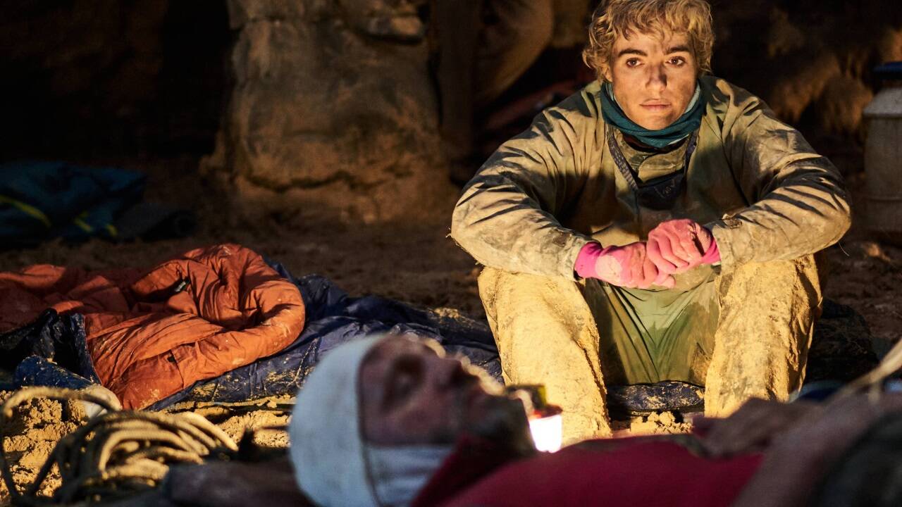 Die Höhlenforscherin Birgit Eberharter (Verena Altenberger) sorgt sich um den verunglückten Josef Häberle (Roland Silbernagl). 