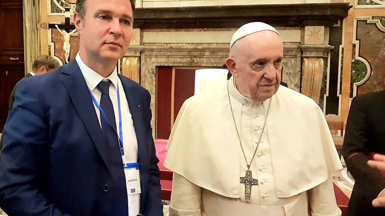 Sein soziales Engagement verbindet den bekennenden Linken Andreas Babler mit Papst Franziskus. Seine Privataudienz beim Heiligen Vater sei „ein ganz besonderer Lebensmoment“ gewesen, sagte der Traiskirchner Bürgermeister, dem der Papst für dessen Arbeit mit den Flüchtlingen dankte. 