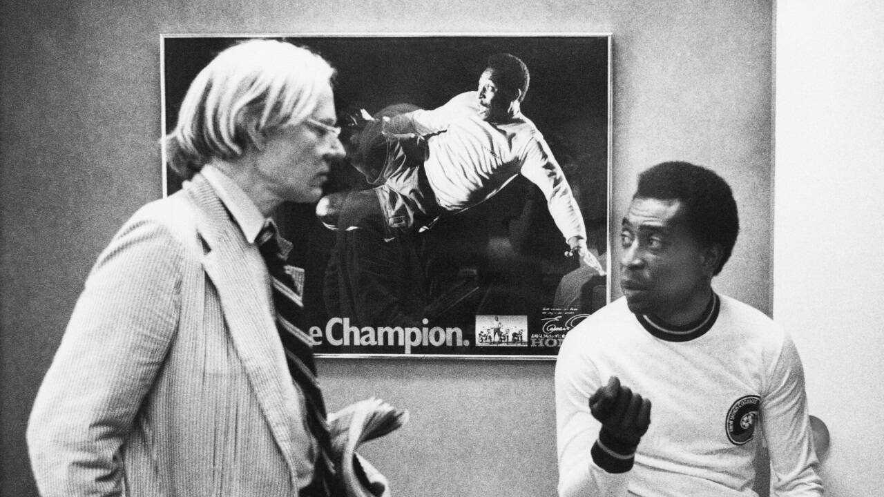 Pelé mit dem Künstler Andy Warhol 1977. 