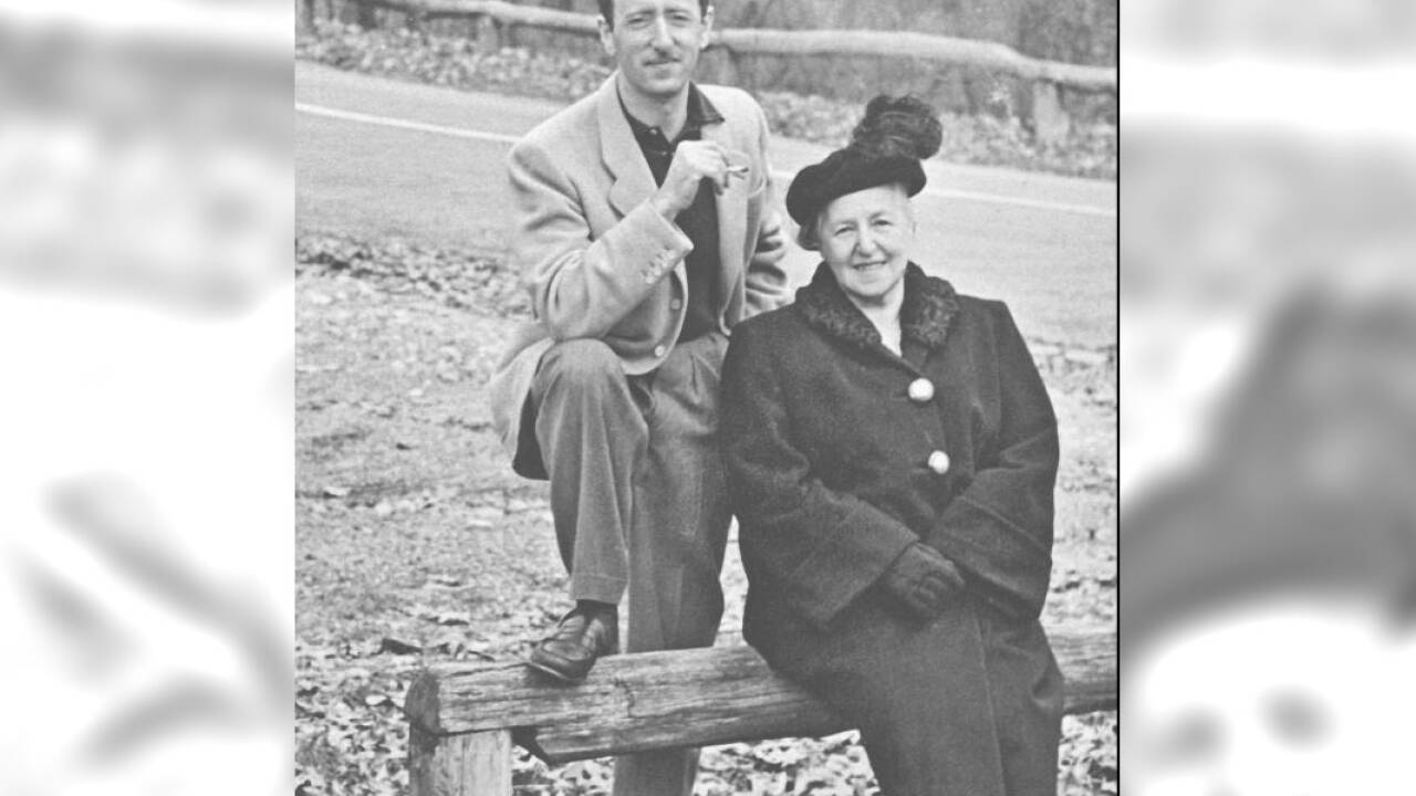 Alice Urbach und ihr ältester Sohn Otto, der als Spion aktiv war. 