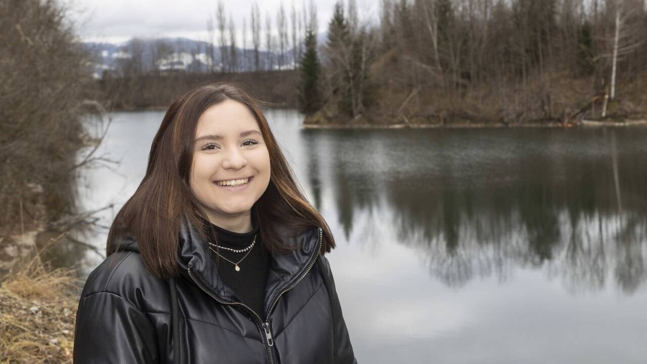 Sarah Kaffka (im Bild am Au<strong></strong>schneidersee in Wals-Käferheim) hat ein Haus gewonnen. Jetzt sucht sie den passenden Grund dafür. 