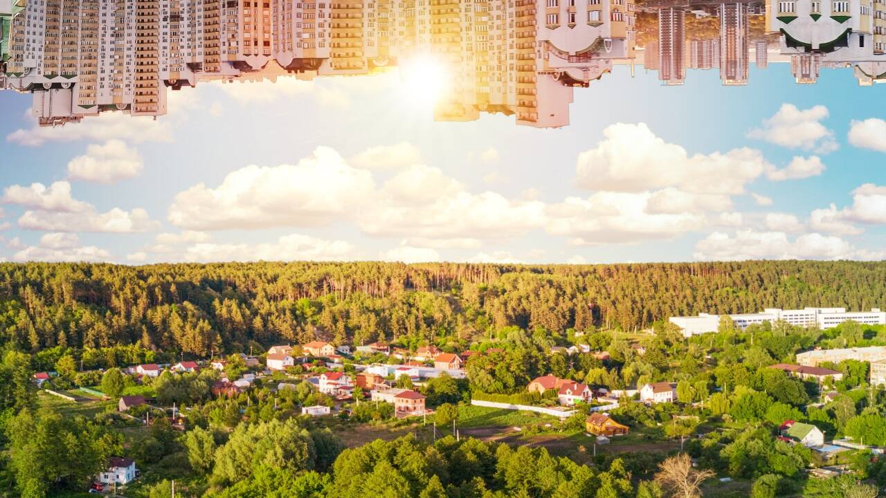 Stadt oder Land? Fast die Hälfte der Europäer wohnt in Ballungsgebieten. Am Landleben schätzt man Naturnähe, mehr Lebensraum und „Entschleunigung“. 