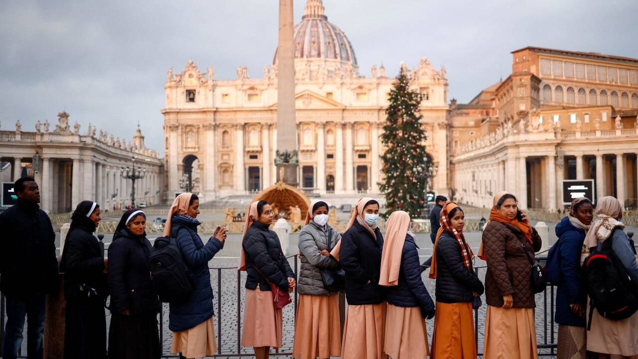 Der Himmel über dem Petersplatz ist blau und rosafarben am frühen Montagmorgen, als schon Hunderte Menschen warten, um sich vom verstorbenen Papst Benedikt XVI. zu verabschieden.  
