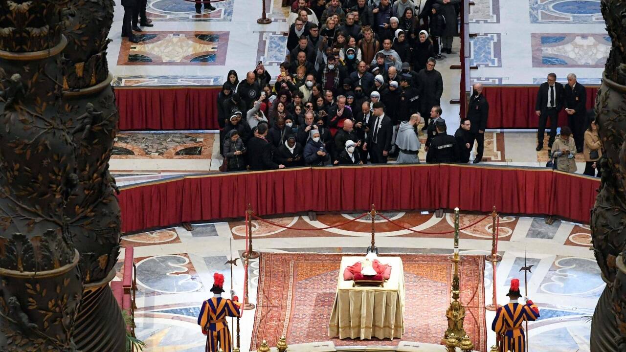 Tausende Menschen verabschieden sich vom emeritierten Papst Benedikt XVI. Bis Donnerstag bleibt er im Petersdom aufgebahrt. 