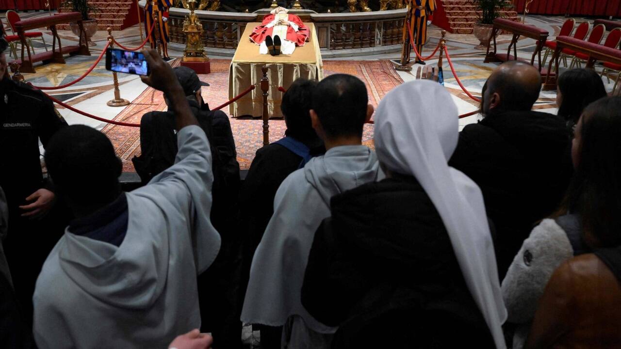 Tausende Menschen verabschieden sich vom emeritierten Papst Benedikt XVI. Bis Donnerstag bleibt er im Petersdom aufgebahrt. 