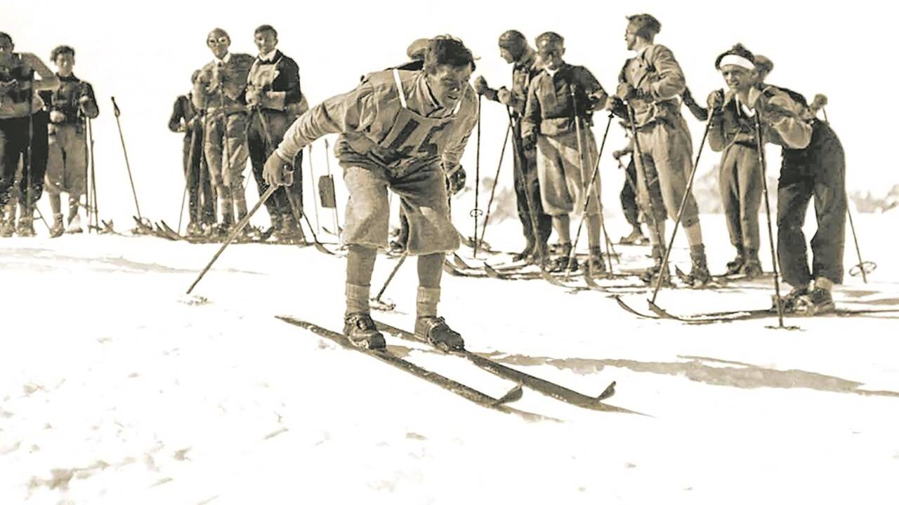 Rennstart, noch ohne Starthäuschen, ORF-Drohne und Medienrummel, vermutlich 1929. brit. ski yearbook 1929, sargent  Rennstart, noch ohne Starthäuschen, ORF-Drohne und Medienrummel, vermutlich 1929. brit. ski yearbook 1929, sargent