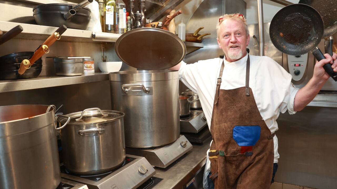 Koch und Wirt Peter Lammer schwört auf die gute alte Bratpfanne. Den Gastroherd mit Cerankochfeld und die große Grillplatte hat er abgedreht. Koch und Wirt Peter Lammer schwört auf die gute alte Bratpfanne. Den Gastroherd mit Cerankochfeld und die große Grillplatte hat er abgedreht.