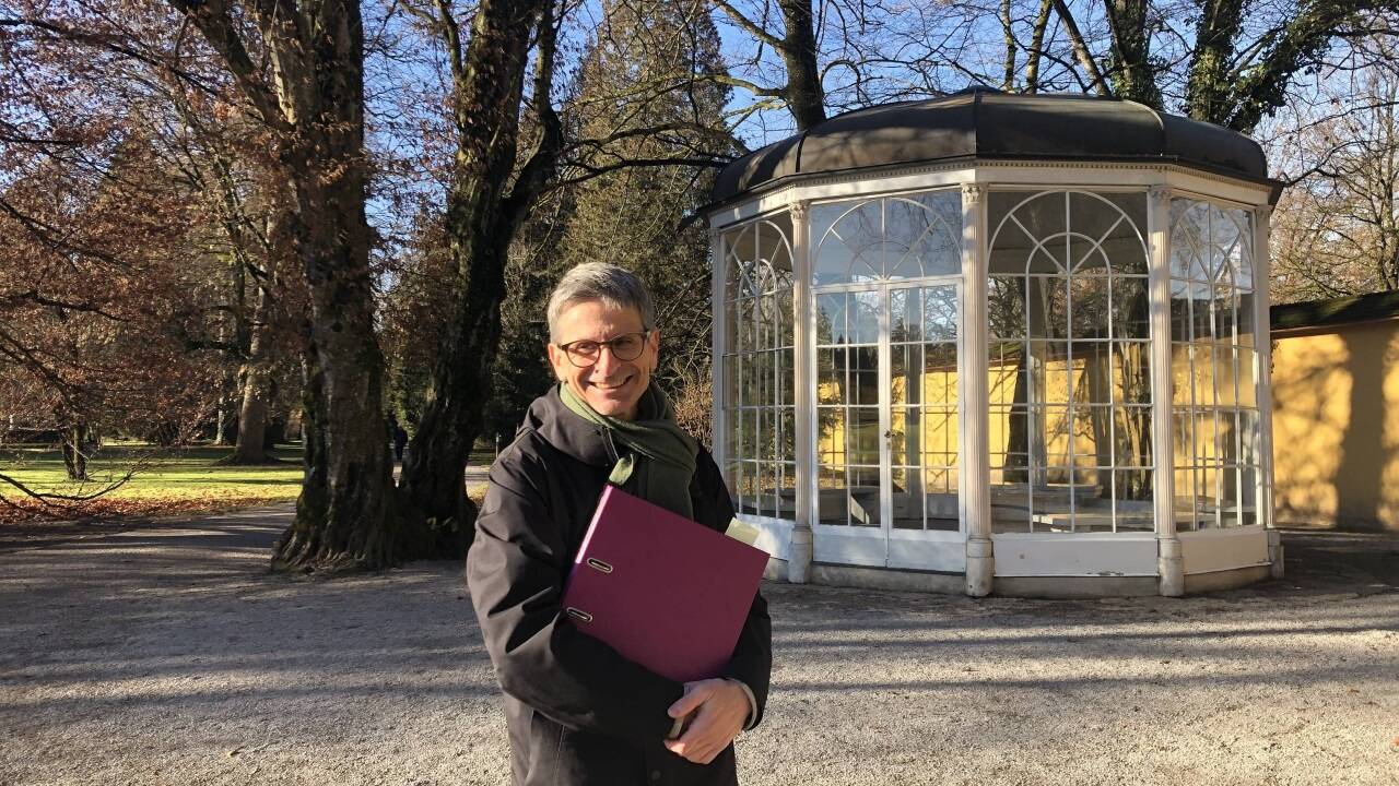 Martin Hochleitner vor dem „Sound of Music“-Pavillon in Hellbrunn.  