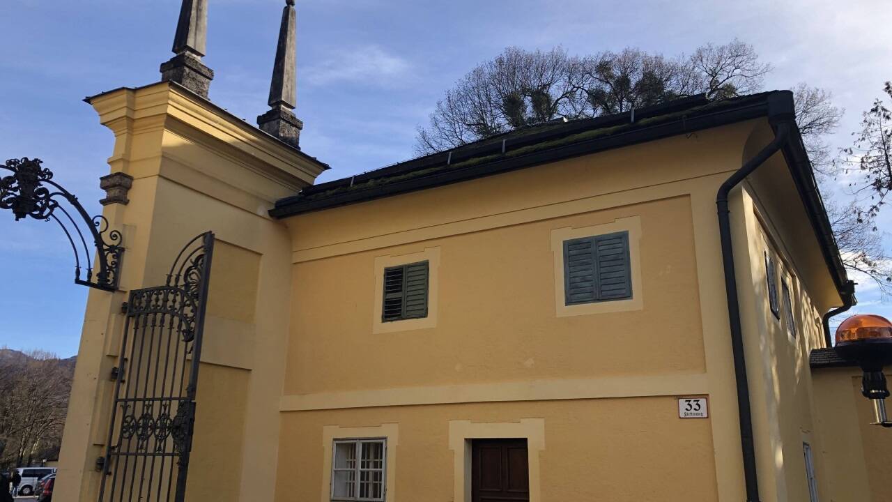 Das sogenannte Jägerhaus am Eingang zum Hellbrunner Schloss.  