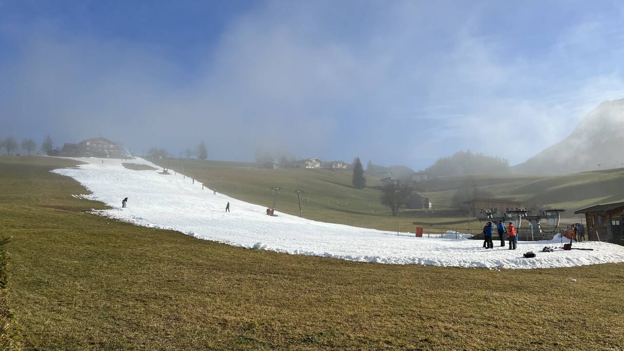 Weiß auf Grün: Der Sonnleiten-Hang in Abtenau am 4. Jänner 2023. Weiß auf Grün: Der Sonnleiten-Hang in Abtenau am 4. Jänner 2023.