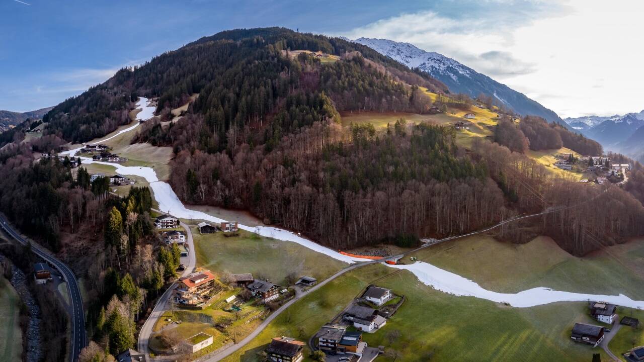 In Österreichs Skigebieten sind zwar viele Pisten mangels Schnee nicht befahrbar, dennoch werden für Skikarten die vollen Preise verlangt. Im Bild der Blick auf eine Skipiste in Schruns in Vorarlberg. In Österreichs Skigebieten sind zwar viele Pisten mangels Schnee nicht befahrbar, dennoch werden für Skikarten die vollen Preise verlangt. Im Bild der Blick auf eine Skipiste in Schruns in Vorarlberg.