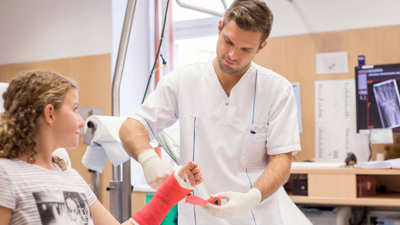 In der Unfallchirurgie im Klinikum Schwarzach herrscht in den Weihnachtsferien Hochsaison. 