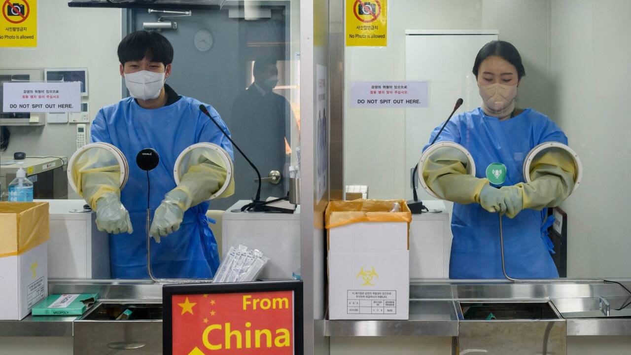 Nach fast drei Jahren dürfen Chinesen wieder ihr Land verlassen und müssen – wie hier in Incheon, Südkorea – oftmals erst einen PCR-Test machen.  Nach fast drei Jahren dürfen Chinesen wieder ihr Land verlassen und müssen – wie hier in Incheon, Südkorea – oftmals erst einen PCR-Test machen.