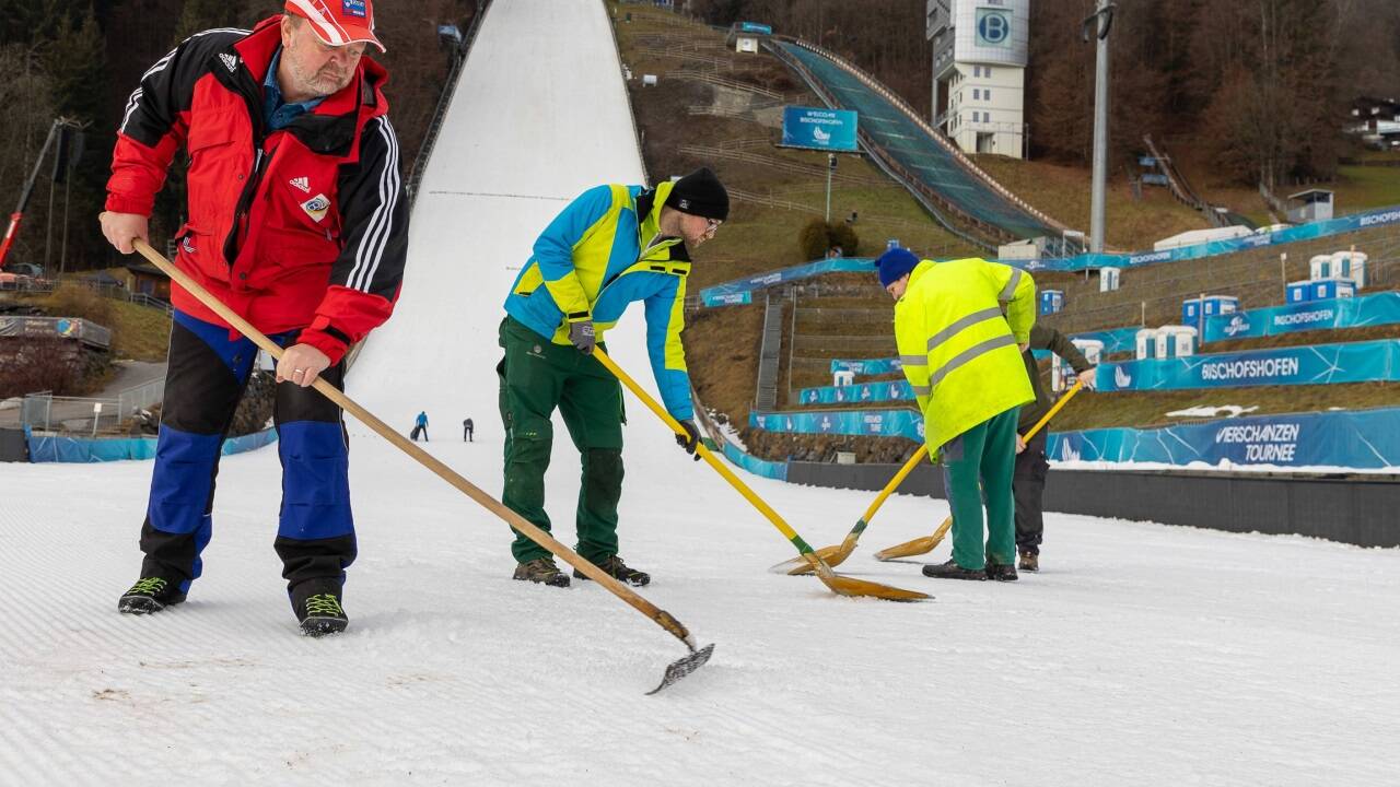Bischofshofen ist bereit für das Finale der Vierschanzentournee und 15.000 Fans. Die Schanze ist mit Kunstschnee präpariert. 300 Kilogramm Salz stehen bei Plusgraden bereit.  