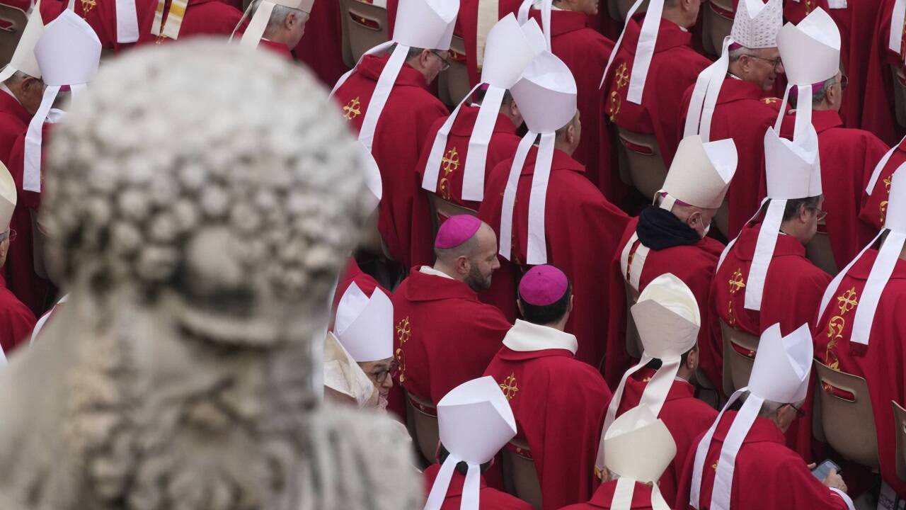 Viele Kirchenmitglieder fanden sich am Petersplatz zur Trauerfeier für Benedikt XVI. ein. 