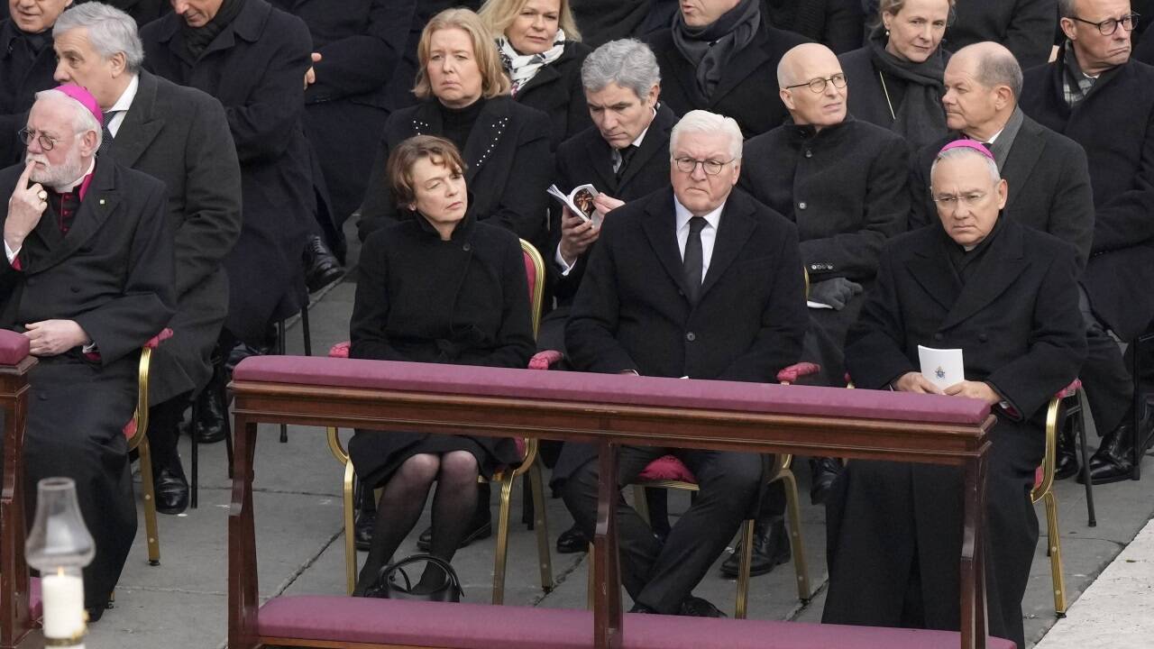 Der deutsche Präsident Frank-Walter Steinmeier mit der deutschen Delegation, darunter der deutsche Kanzler Olaf Scholz .  