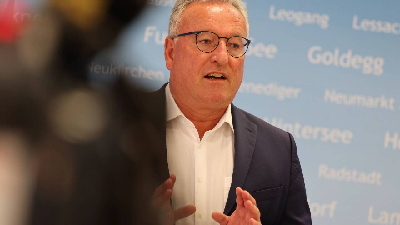 Heinrich Schellhorn (mittlerweile Ex-LH-Stv.) verweigerte in seiner Amtszeit stets die Unterschrift für eine Standortverordnung und durchkreuzte damit die Pläne des Spar-Konzerns. 