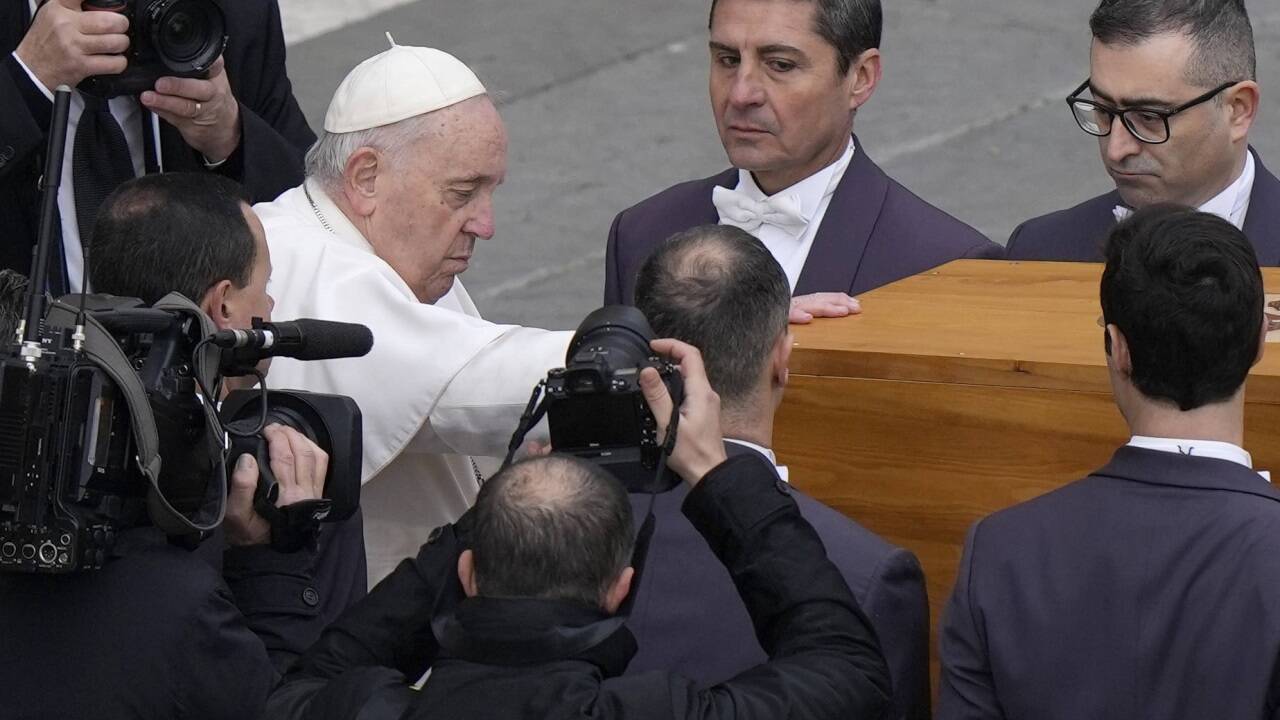 Papst Franziskus verabschiedete sich am Grab von dem verstorbenen emeritierten Papst Benedikt XVI. am Petersplatz. 