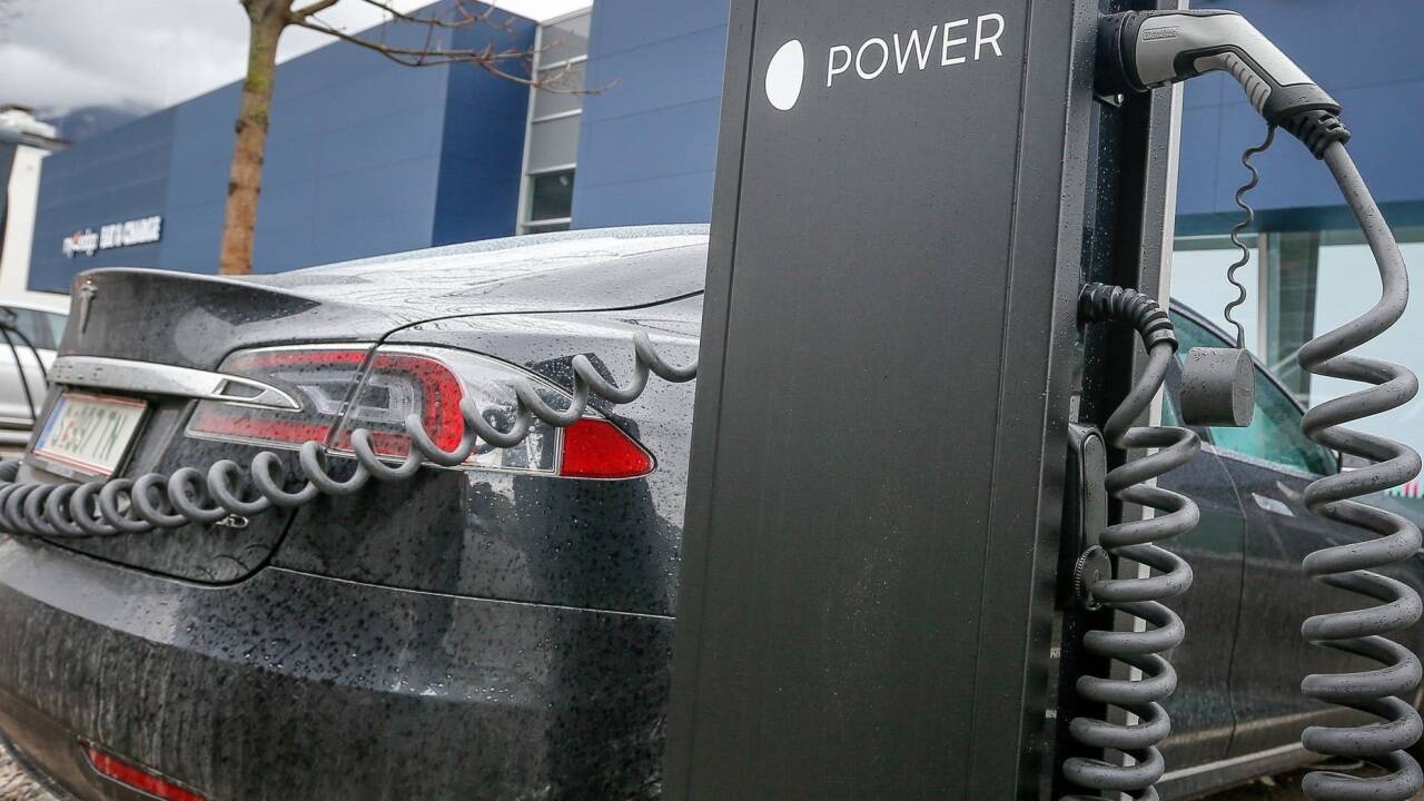 Ob Private oder Firmen: Wer ein E-Auto fährt, bekommt ab sofort eine jährliche Prämie. Ob Private oder Firmen: Wer ein E-Auto fährt, bekommt ab sofort eine jährliche Prämie.