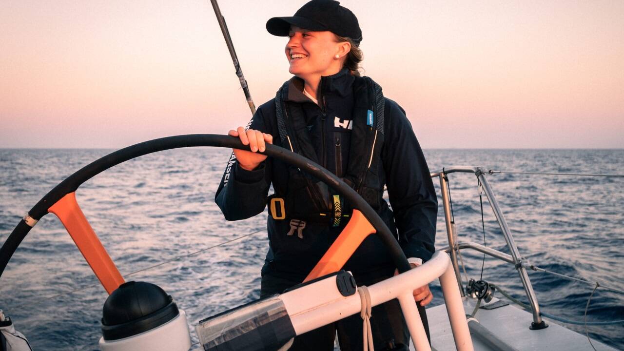 Anna Luschan am Steuer der 65-Fuß-Yacht.  
