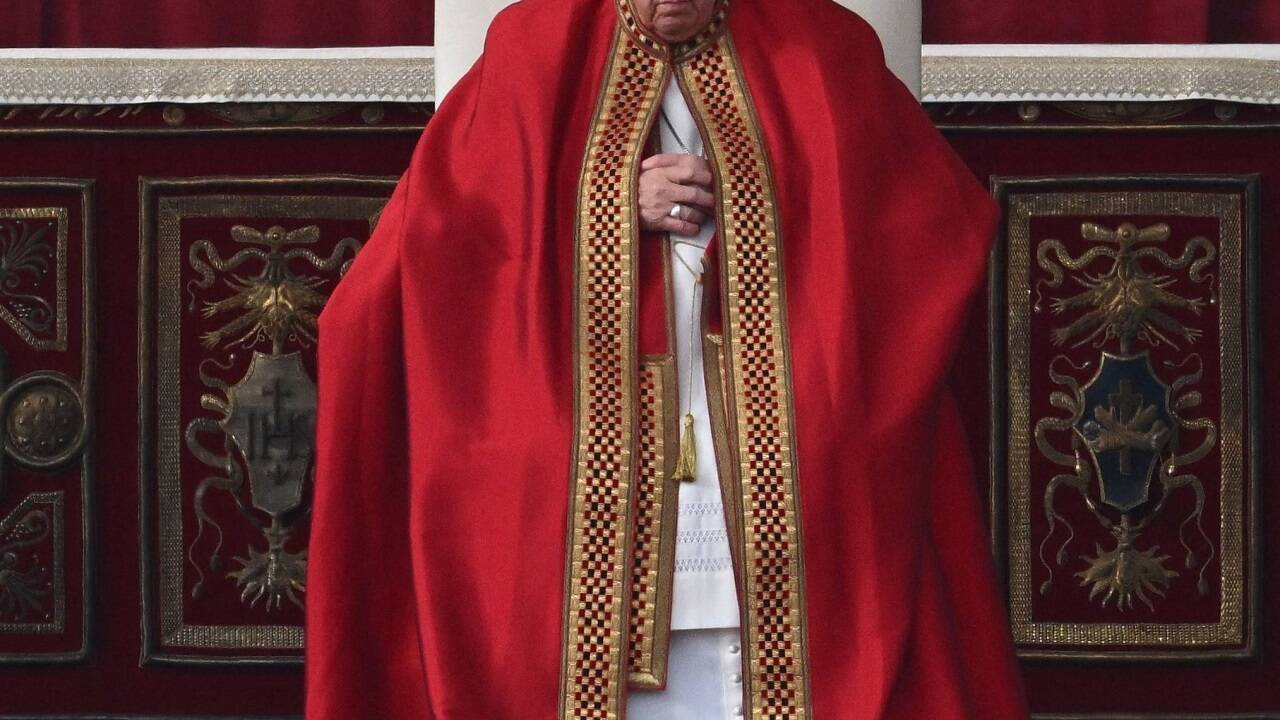 Abschied von Benedikt XVI.: Papst Franziskus vor dem Holzsarg. 