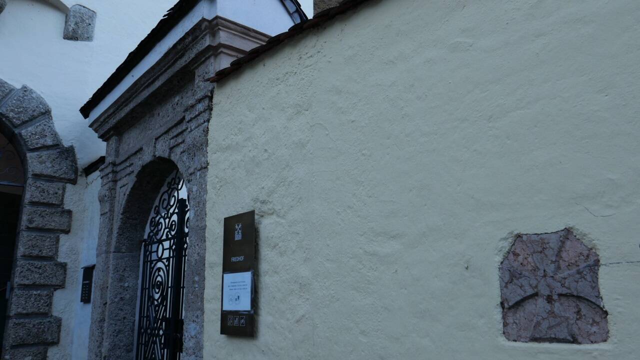 Das Kreuz beim Eingang zum Salzburger Petersfriedhof.  