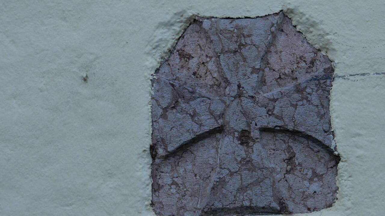 Das Kreuz aus Adneter Marmor.  