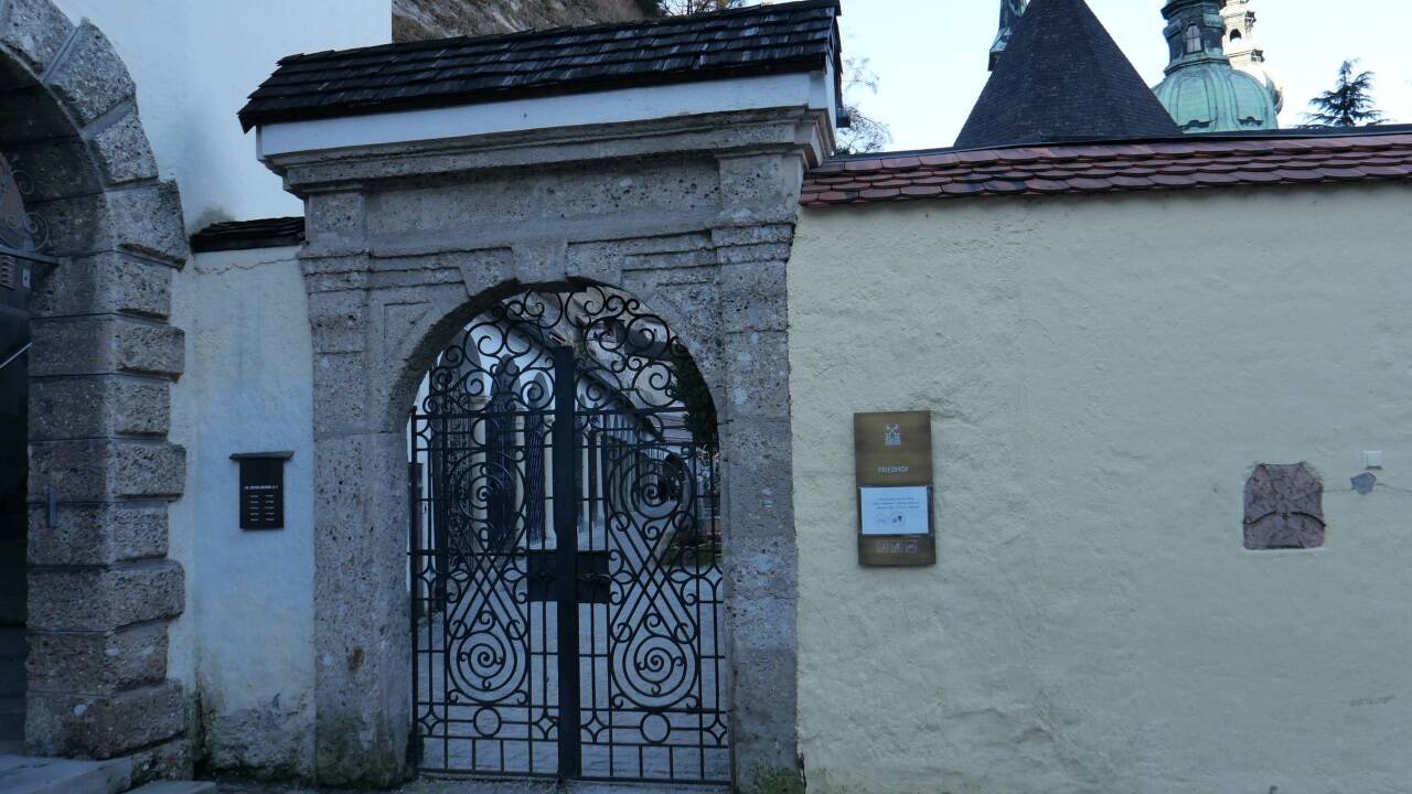 Das Kreuz beim Eingang zum Salzburger Petersfriedhof.  