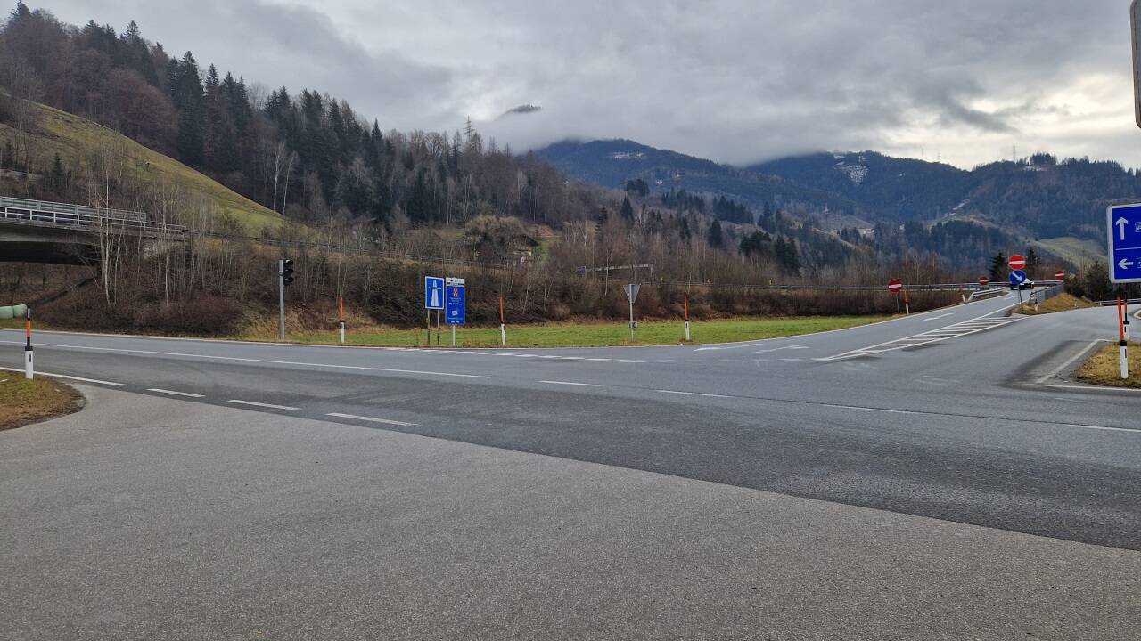Im Bereich der Autobahnauffahrt in Bischofshofen entsteht in den kommenden Monaten ein neuer Park-&-Ride-Parkplatz samt Kreisverkehr, der die gefährliche Kreuzung entschärfen sollte. Im Bereich der Autobahnauffahrt in Bischofshofen entsteht in den kommenden Monaten ein neuer Park-&-Ride-Parkplatz samt Kreisverkehr, der die gefährliche Kreuzung entschärfen sollte.