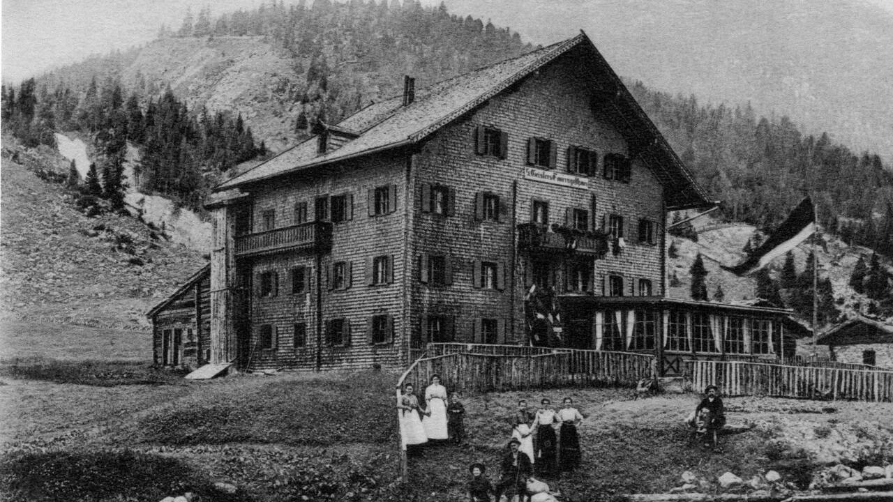 Das Krimmler Tauernhaus und seine Bewohner im Jahr 1913. Simon Geisler hatte es 1906 gekauft, umgebaut und um eine Etage aufgestockt.  