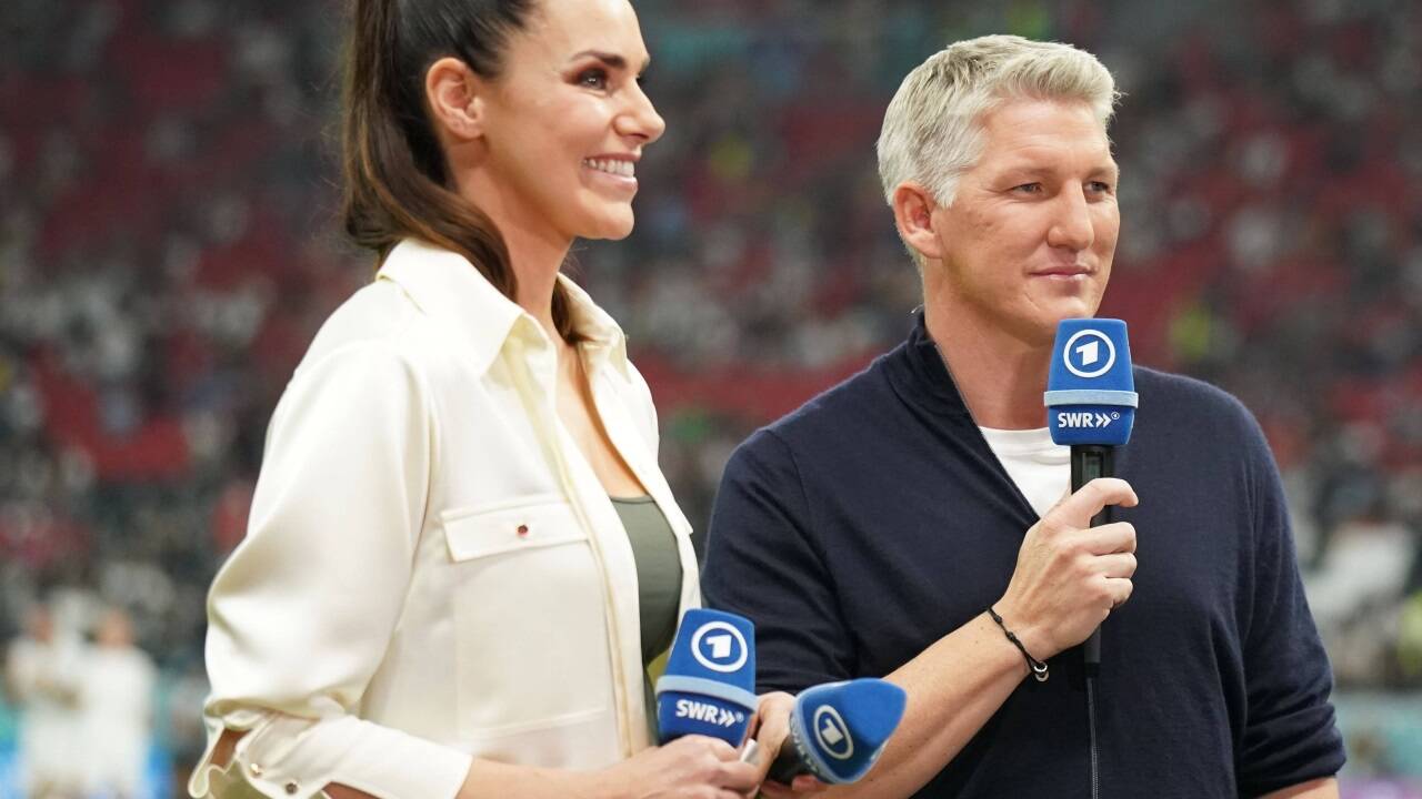 Sebastian Schweinsteiger mit ARD-Moderatorin Esther Sedlaczek während der WM in Katar. 