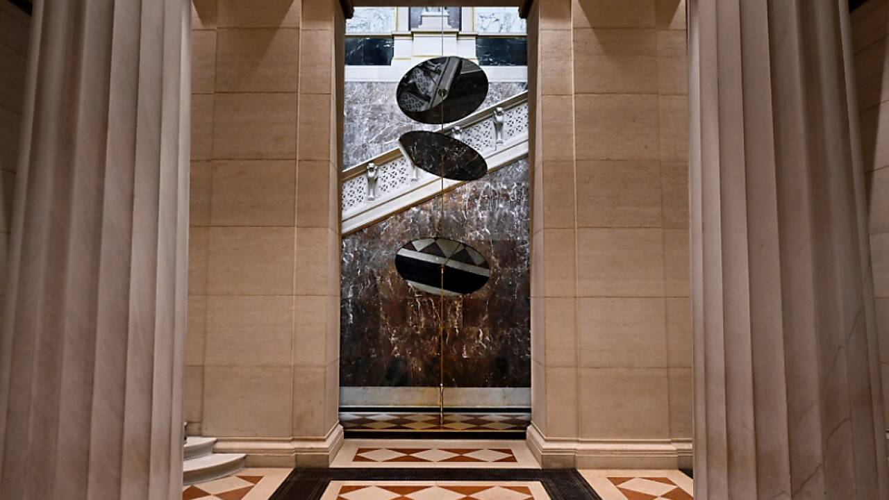 Spiegelskulptur von Eva Schlegel als Blickfang im Vestibül 