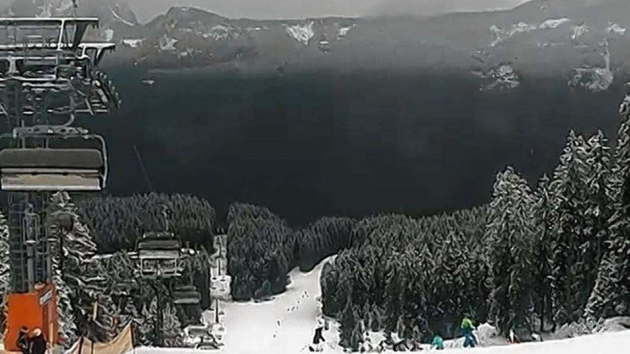 Zweigeteilt zeigte sich Anfang Jänner das Bild in der Skiregion Dachstein-West, wo sämtliche Lifte geöffnet waren: oben ein durchaus winterliches Panorama (hier am Hornspitz), ... 