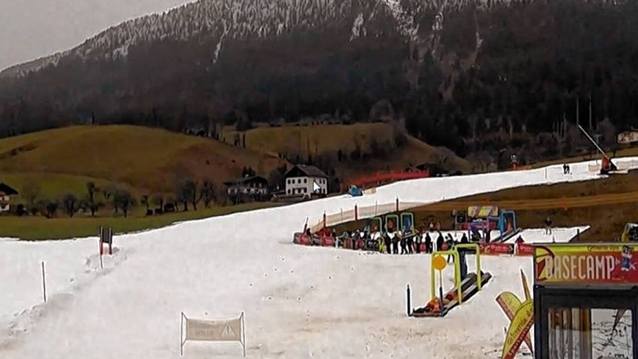... im Tal allerdings blieb nur ein weißes Band zwischen grünen Wiesen (hier an der Donnerkogel-Talstation). 