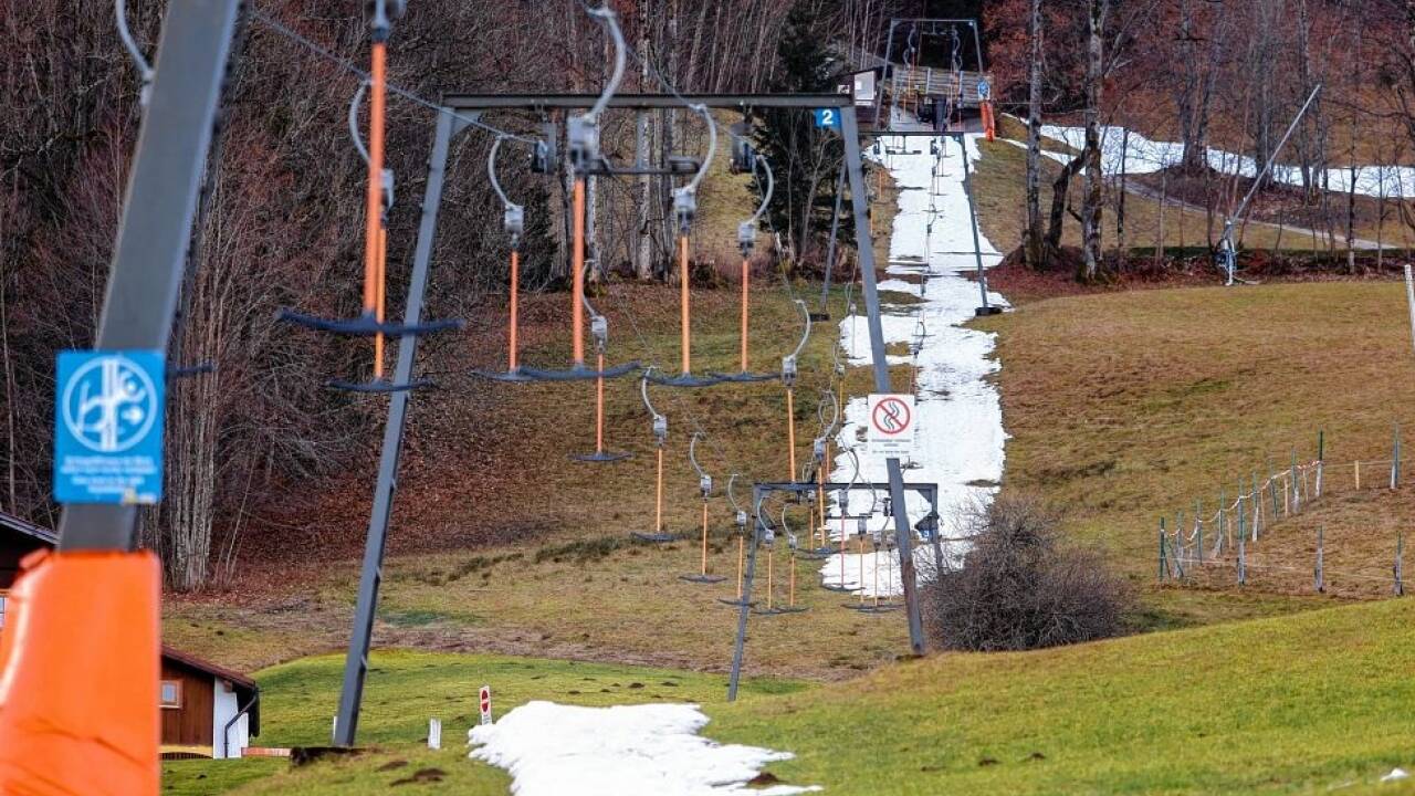 Die Zinkenlifte am Dürrnberg (im Bild am 30. Dezember) verzeichneten bisher genau einen Betriebstag, am 23. Dezember. Danach wurden Piste und Schleppspur vom Regen weggespült. 