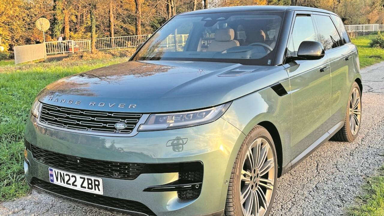 Der Rang Rover Sport, passend in der Farbe Giola Green und mit britischem Kennzeichen. 