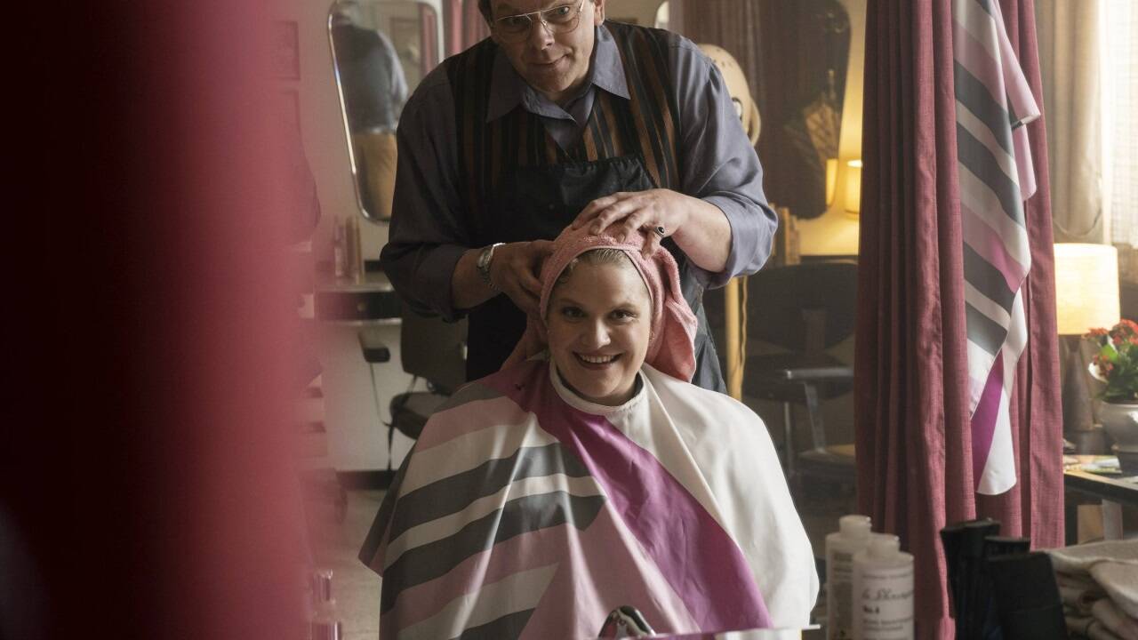 Kommissarin Rosa Herzog (Stefanie Reinsperger) lässt sich im Salon von Walter Engel (Andreas Schröders) die Haare machen. 