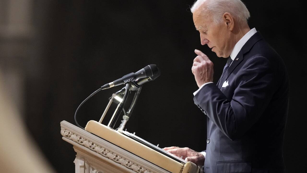 US-Präsident Joe Biden hortete Geheimdokumente in seiner Garage - und versucht sich nun in Schadensbegrenzung. US-Präsident Joe Biden hortete Geheimdokumente in seiner Garage - und versucht sich nun in Schadensbegrenzung.