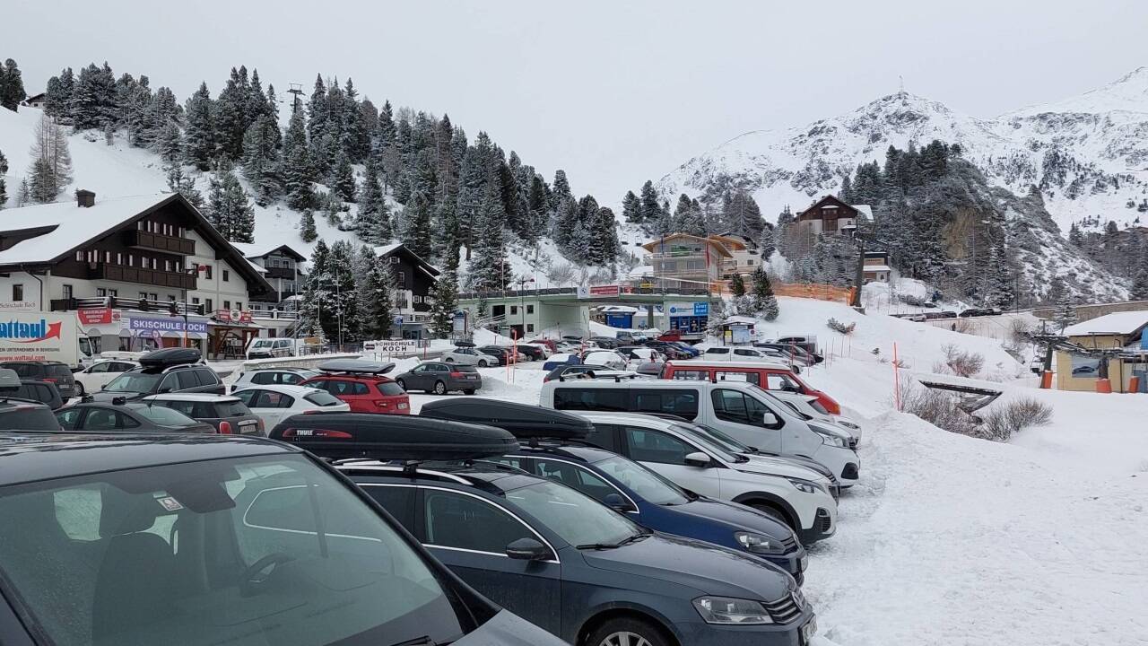 Voller Parkplatz an der Grünwaldkopfbahn. Voller Parkplatz an der Grünwaldkopfbahn.
