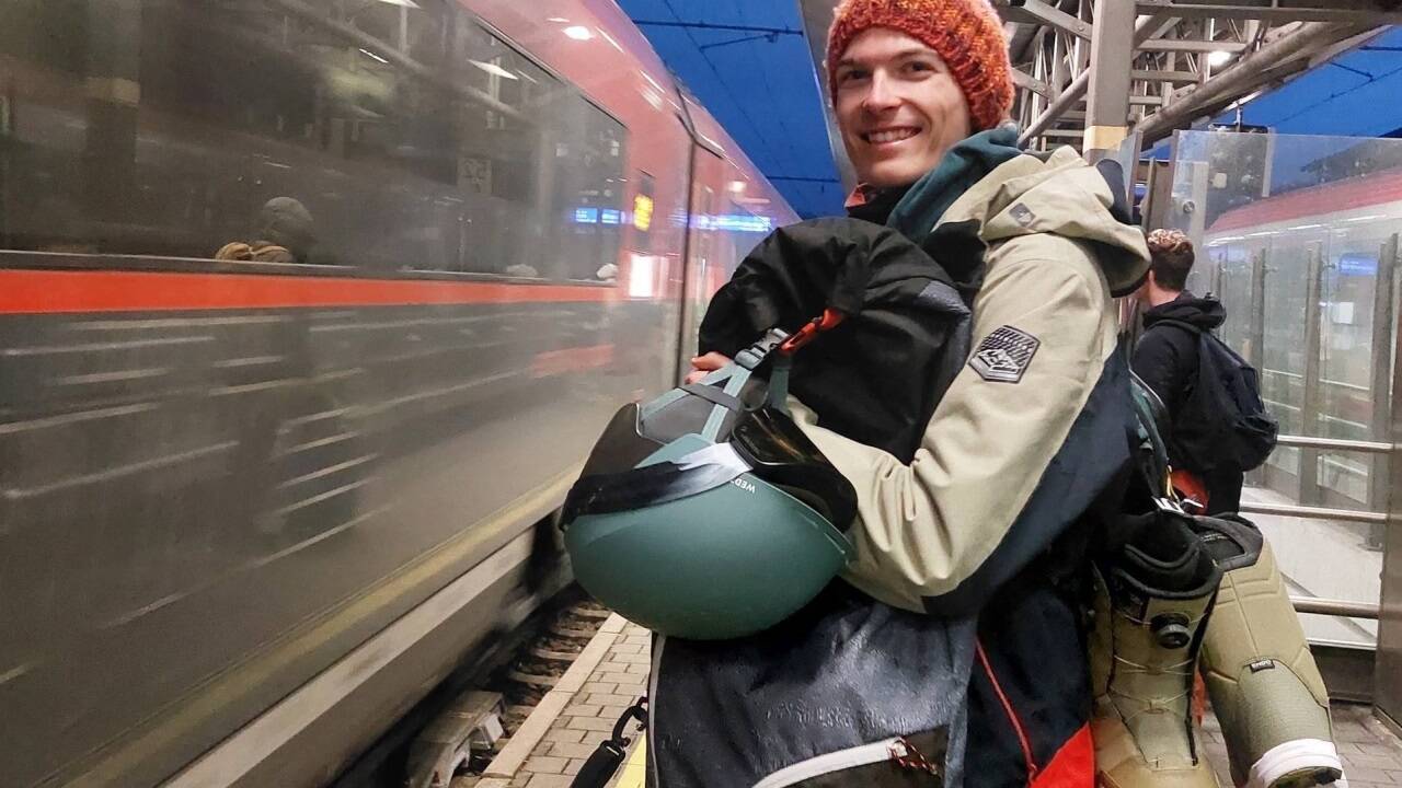 Luke steigt in den Zug in Bischofshofen ein. Er geht regelmäßig Snowboarden und fährt immer mit den Öffis in die Skigebiete. Luke steigt in den Zug in Bischofshofen ein. Er geht regelmäßig Snowboarden und fährt immer mit den Öffis in die Skigebiete.