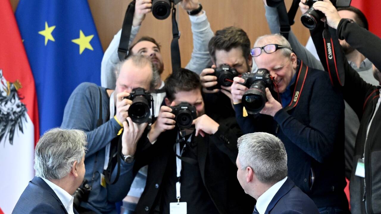 Das Verhältnis zwischen Politikern und Berichterstattern ist nicht immer spannungsfrei. Dabei tun beide Seiten nur das, was ihr Job ist. Das Bild zeigt Vizekanzler Werner Kogler und Bundeskanzler Karl Nehammer bei der Regierungsklausur in Mauerbach. 