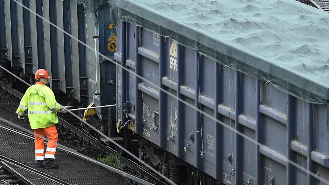 ÖBB-Verschubmitarbeiter auf den Gleisen in Kledering in Wien 