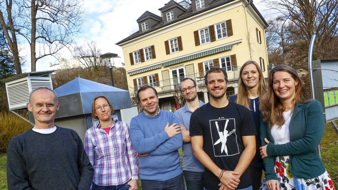 Gruppenbild vor der alten Dienststelle (v.l.): Josef Haslhofer, Claudia Riedl, Alexander Ohms, Christian Ortner, Christian Resch, Liliane Hofer, Yasmin Markl. 