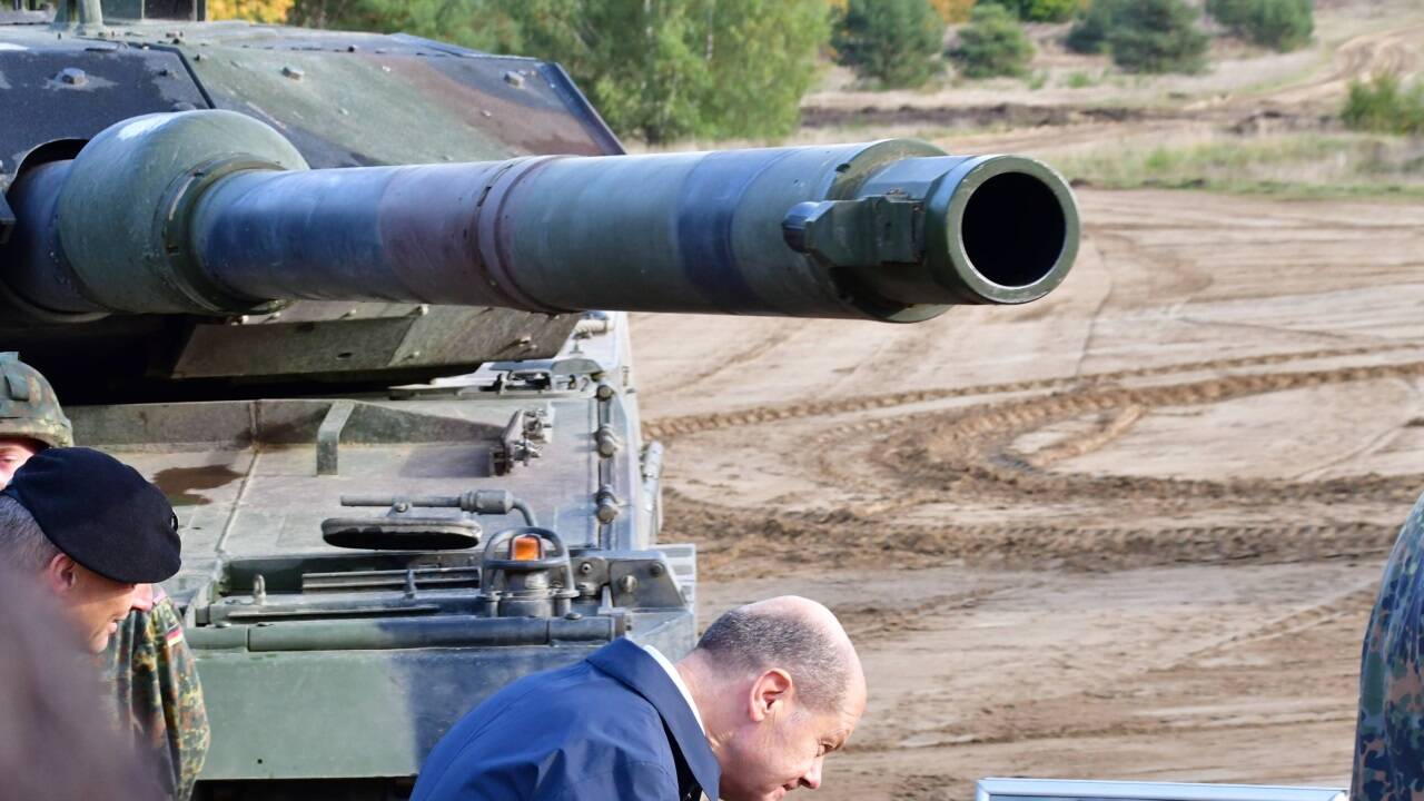 Deutschlands Kanzler Olaf Scholz (SPD) dürfte grünes Licht für die Lieferung von Leopard 2-Panzern an Kiew geben. Im Bild bei einer Vorführung der Bundeswehr. 