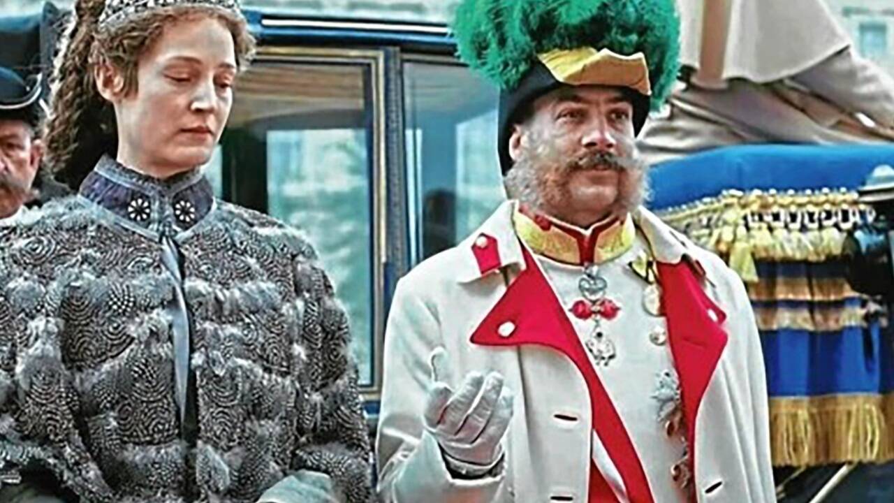 Florian Teichtmeister als Kaiser Franz Joseph und Vicky Krieps als Sisi in „Corsage“ von Regisseurin Marie Kreutzer. Florian Teichtmeister als Kaiser Franz Joseph und Vicky Krieps als Sisi in „Corsage“ von Regisseurin Marie Kreutzer.