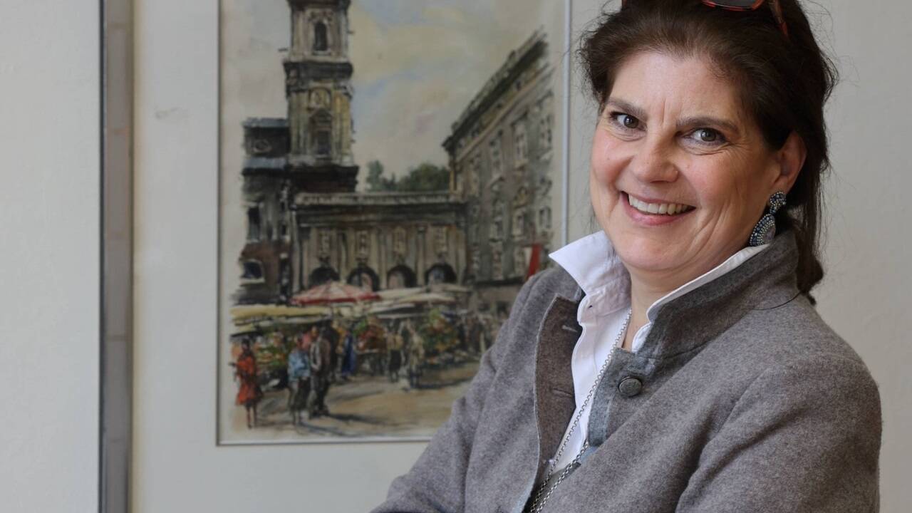 Constanze Antosch in ihrem Büro vor einem Bild mit einer historischen Marktsituation am Residenzplatz. Constanze Antosch in ihrem Büro vor einem Bild mit einer historischen Marktsituation am Residenzplatz.
