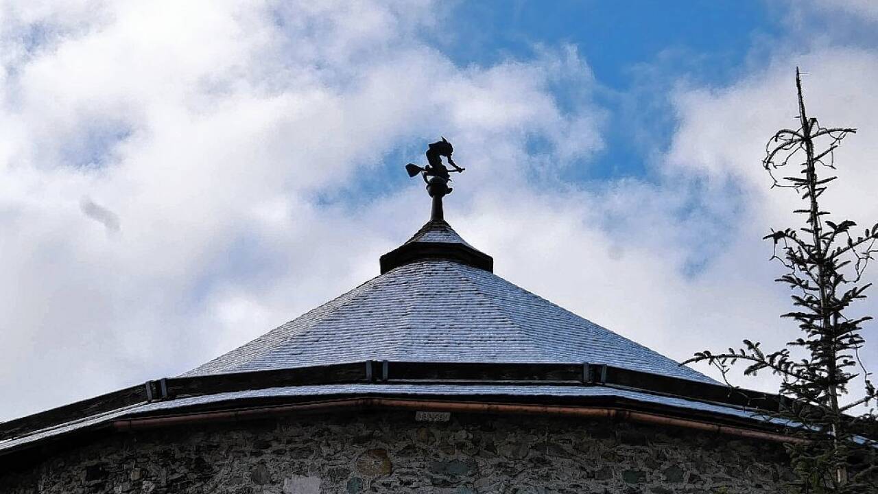 Ein klischeehaftes Weibsbild auf der Turmspitze.  